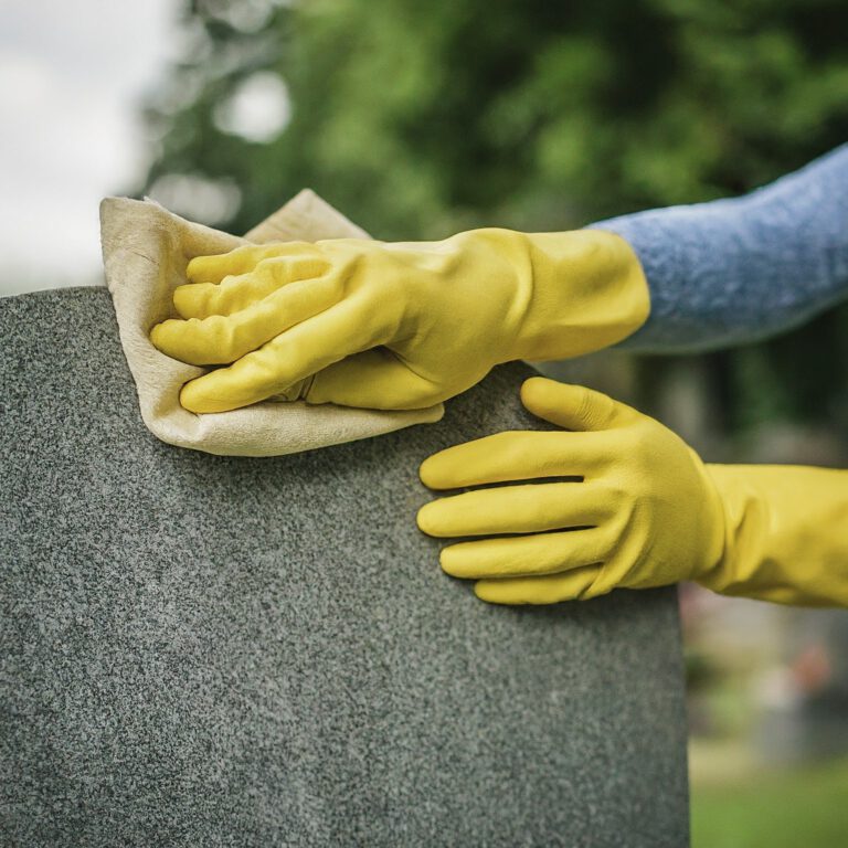 Terrassenreinigung Lübeck, Grabsteinpflege, Grabsteinreinigung, Gehwegreinigung, Steinreinigung, Fassadenreinigung, Gartenpflege, Graffitientfernung, Steinversiegelung Lübeck und mehr